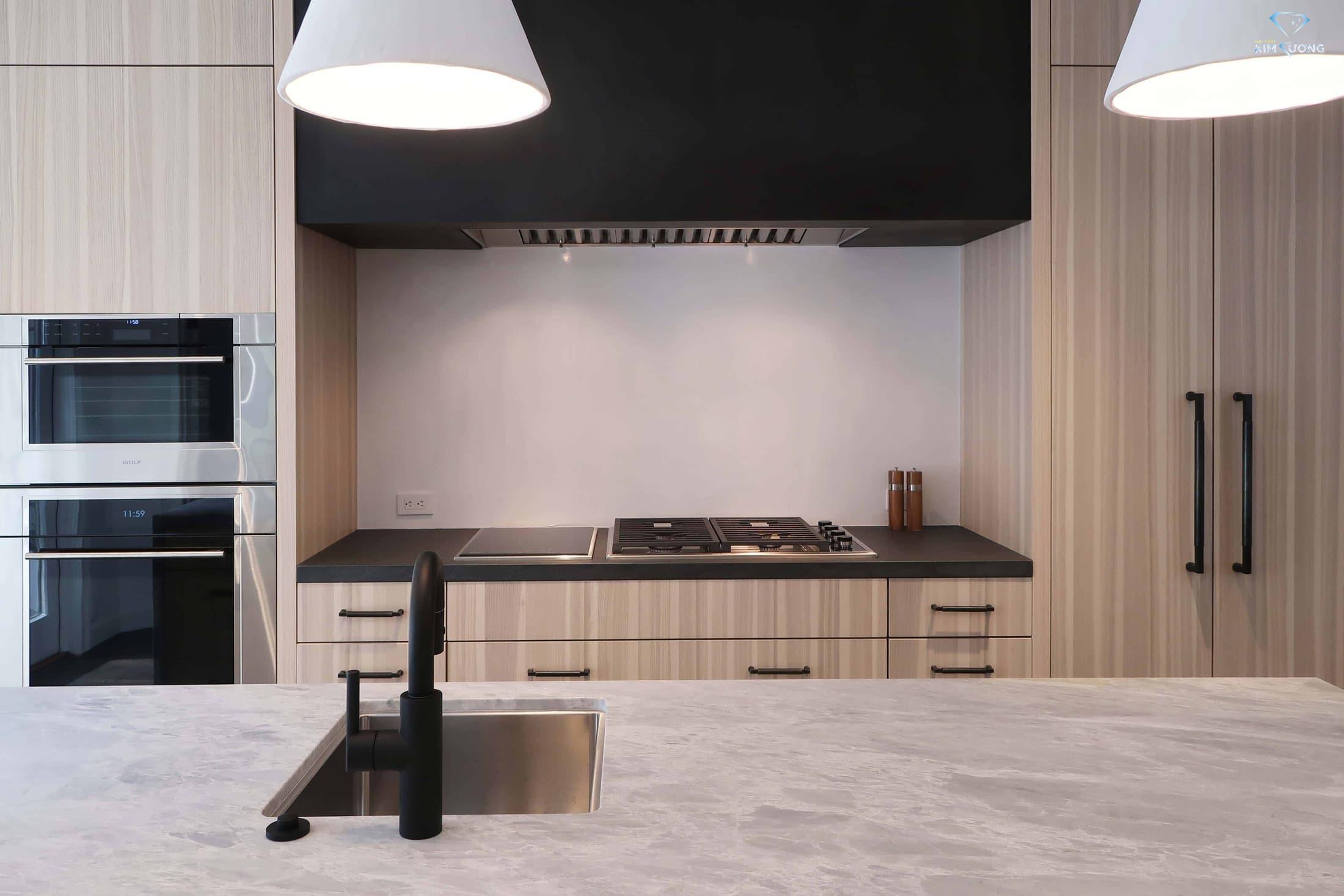 eggersmann-la-hancock-park-kitchen-island-stove-hood